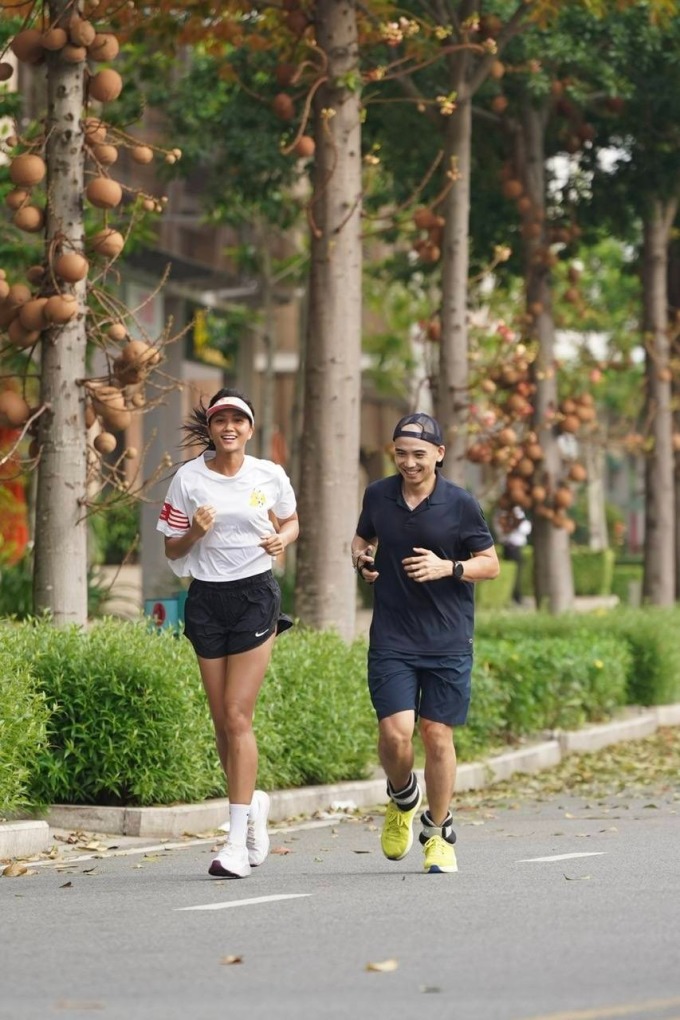 H'Hen Niê và Tuấn Khoip thường chạy bộ cùng nhau.