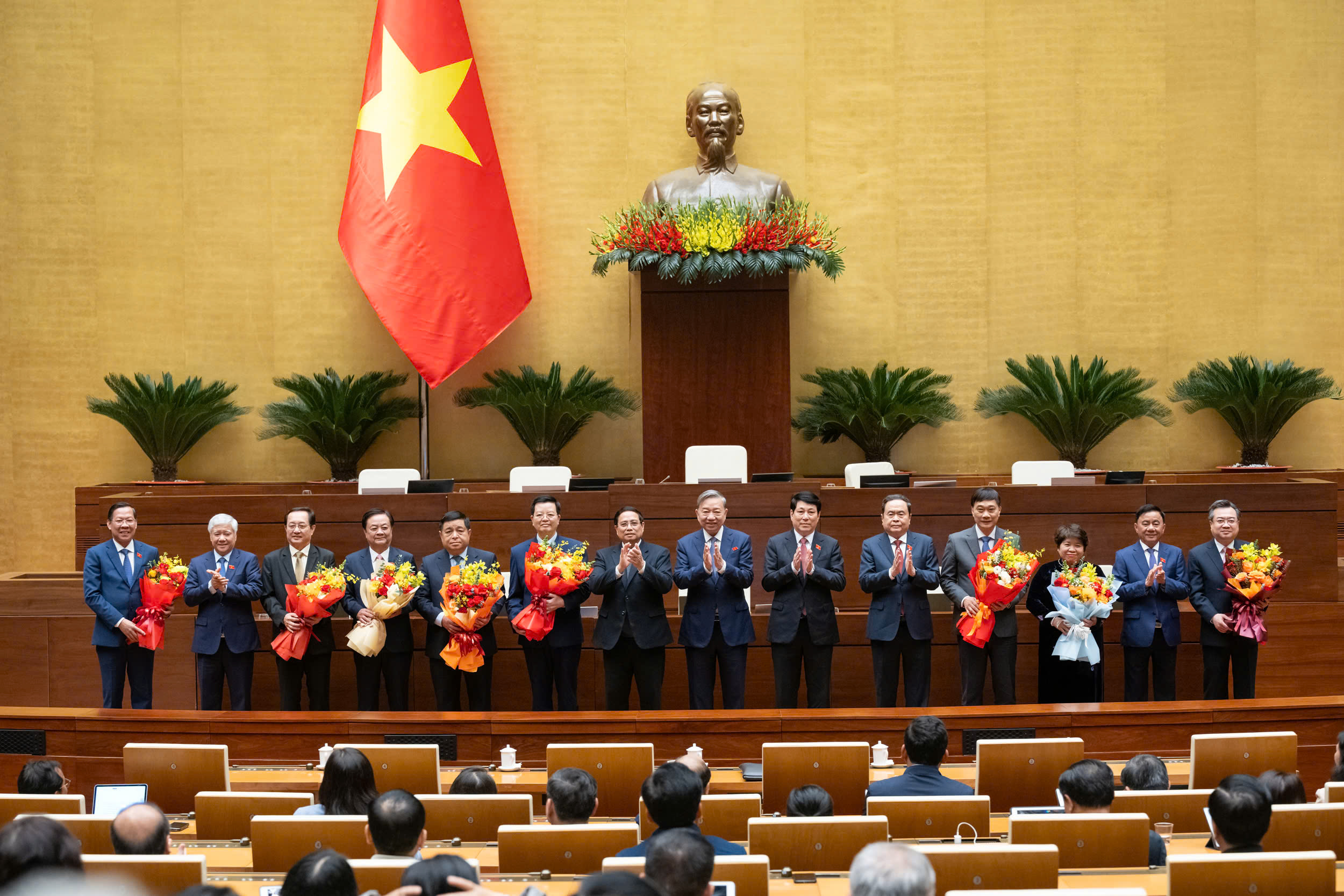 Các ông Nguyễn Chí Dũng, Mai Văn Chính làm Phó thủ tướng- Ảnh 2.