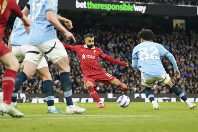 [Mohamed Salah dứt điểm mở tỷ số trong trận Liverpool thắng Man City 2-0 trên sân Etihad, Manchester, Anh ngày 23/2. Ảnh: AP