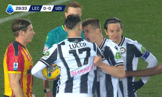 Đồng đội đề nghị Lucca đưa bóng cho Thauvin sút phạt đền, trong trận Udinese thắng Lecce 1-0 ở vòng 26 Serie A trên sân Via del mare, thành phố Lecce, Italy tối 21/2/2025. Ảnh: DAZN