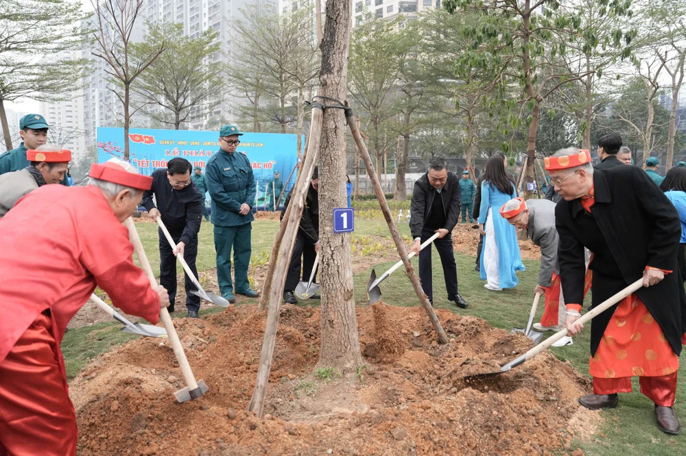 cong-vien-phung-khoang-chu-tich-ha-noi.jpg