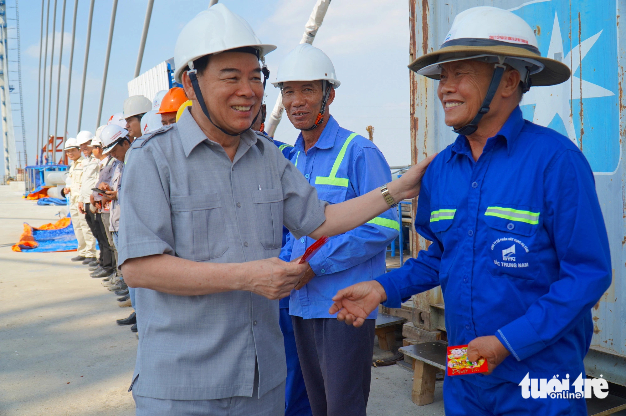 Chủ tịch hai tỉnh Tiền Giang và Bến Tre thăm, lì xì công nhân thi công cầu Rạch Miễu 2 - Ảnh 1.