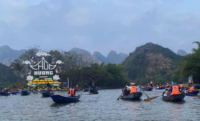 Lễ hội du lịch chùa Hương 2025 có chủ đề "Lễ hội chùa Hương điểm đến du lịch, văn hóa, truyền thống Việt". Ảnh: Hà Nội Mới