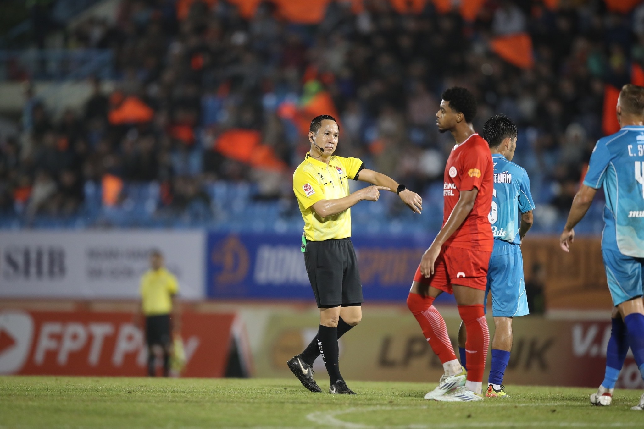 Chuyên gia: Trọng tài V-League non nớt, nhưng HLV cần tôn trọng cuộc chơi - 2