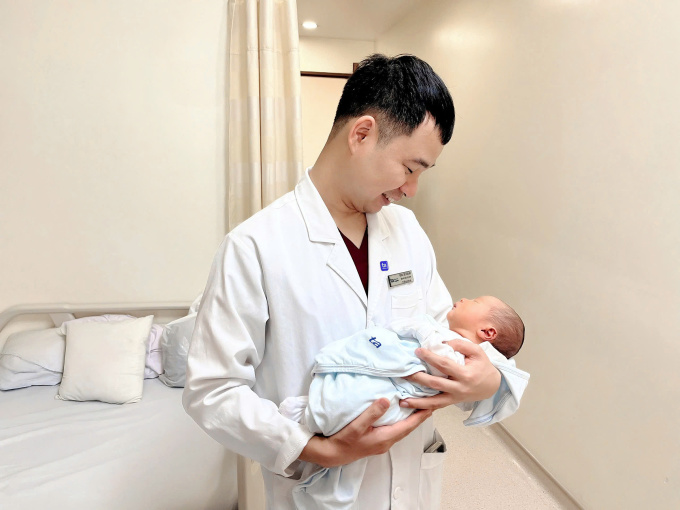 Bác sĩ IVF Tâm Anh thăm mẹ con chị Thanh. Ảnh: Trà My