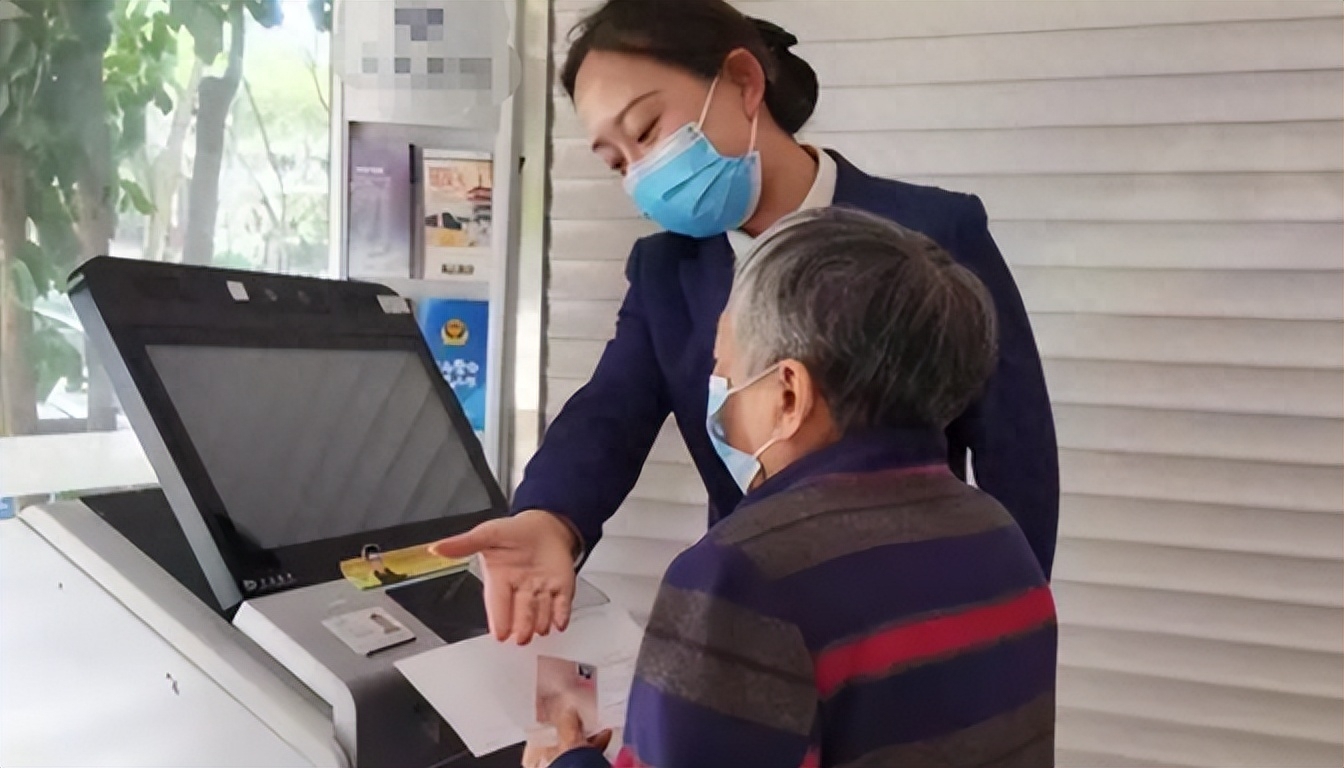 Con trai qua đời vì tai nạn giao thông, mẹ mang 2 tỷ đồng tiền bồi thường gửi ngân hàng, 1 năm sau đến rút thì được báo: Số tiền này không phải của bà - Ảnh 1.