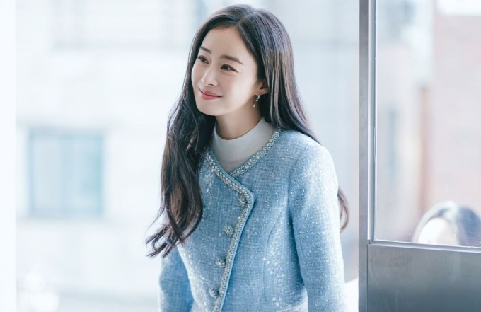 Kim Tae Hee bước sang tuổi 45 nhưng vẫn giữ được làn da căng bóng, mịn màng.