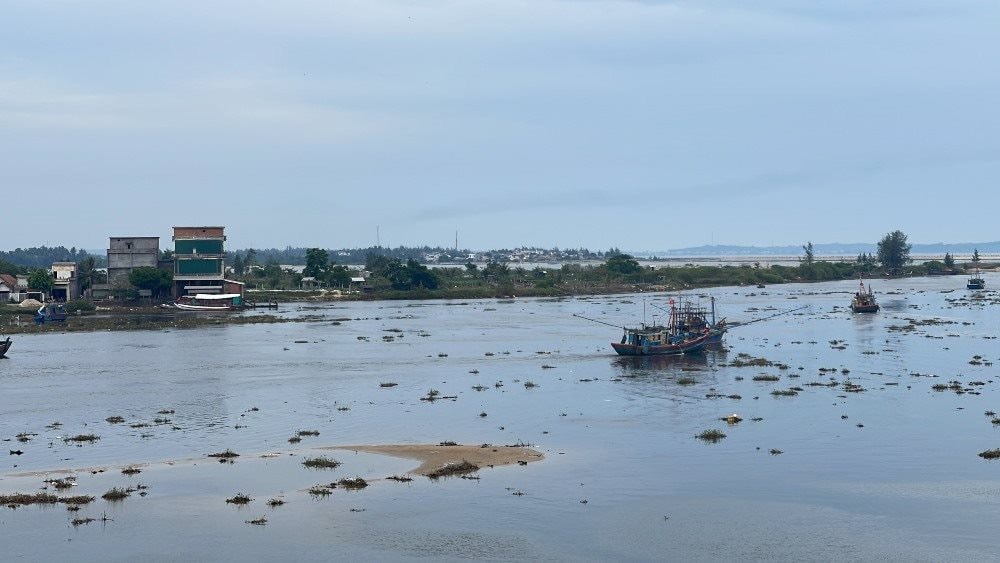 Cửa biển bồi lấp, hàng trăm tàu cá không thể ra khơi- Ảnh 3.