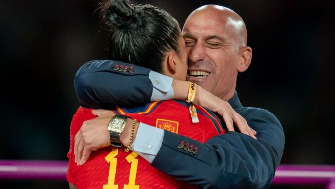 Rubiales và Hermoso trong lễ trao World Cup nữ ở Sydney, Australia ngày 20/8/2023. Ảnh: SPP