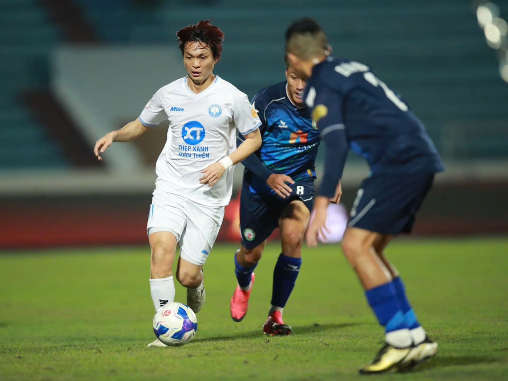 Đánh bại Bình Định, CLB Nam Định vươn lên dẫn đầu V-League - 1