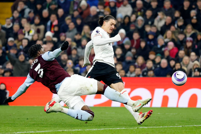 Darwin Nunez sút vọt xà trước khung thành trống, trong trận Liverpool hòa Aston Villa 2-2 trên sân Villa Park, Birmingham, Anh ngày 19/2. Ảnh: Reuters