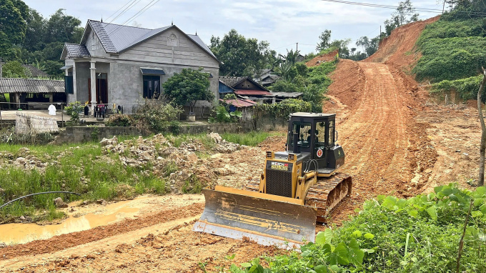 Nhiều đoạn cao tốc chưa đủ mặt bằng. Ảnh: Anh Duy