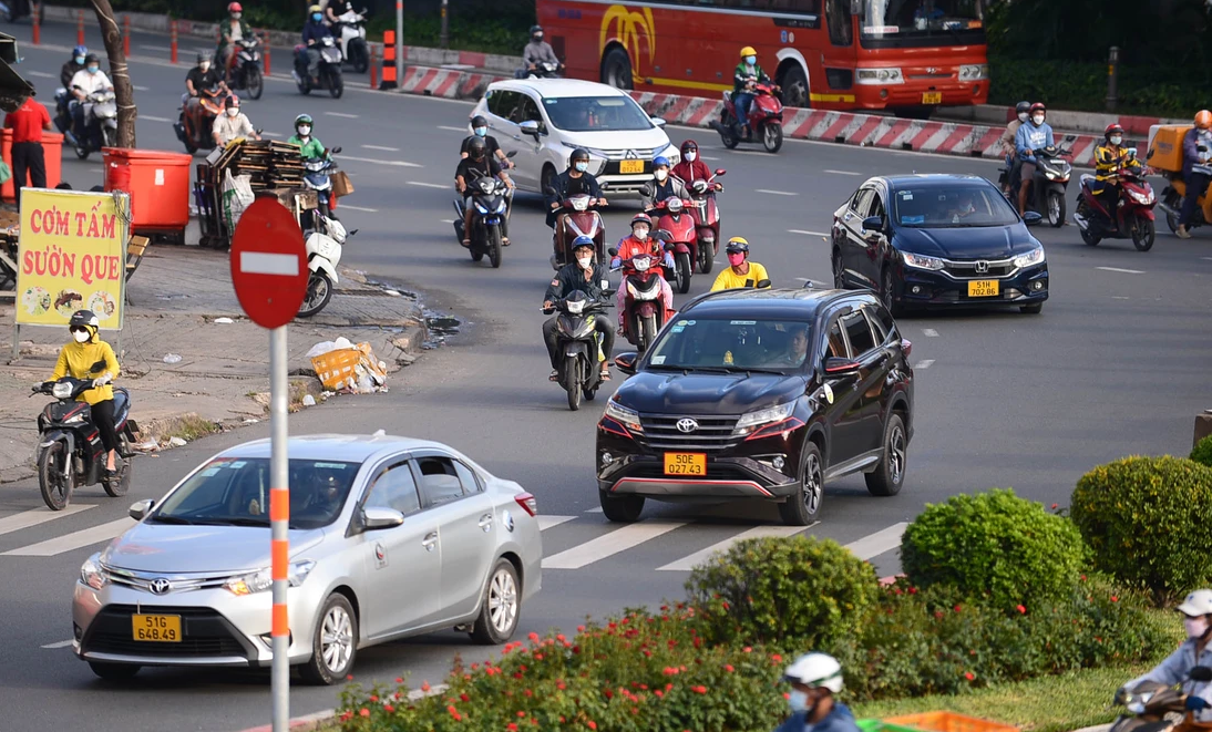 Đề xuất gỡ vướng cho ô tô đổi biển số nhưng chưa đổi giấy đăng ký - Ảnh 1.