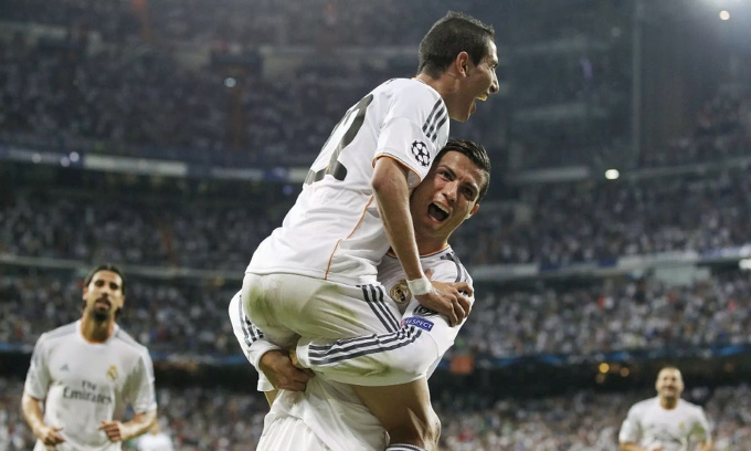 Ronaldo bế Di Maria mừng bàn trong một trận của Real Madrid tại Champions League năm 2014. Ảnh: Mirror