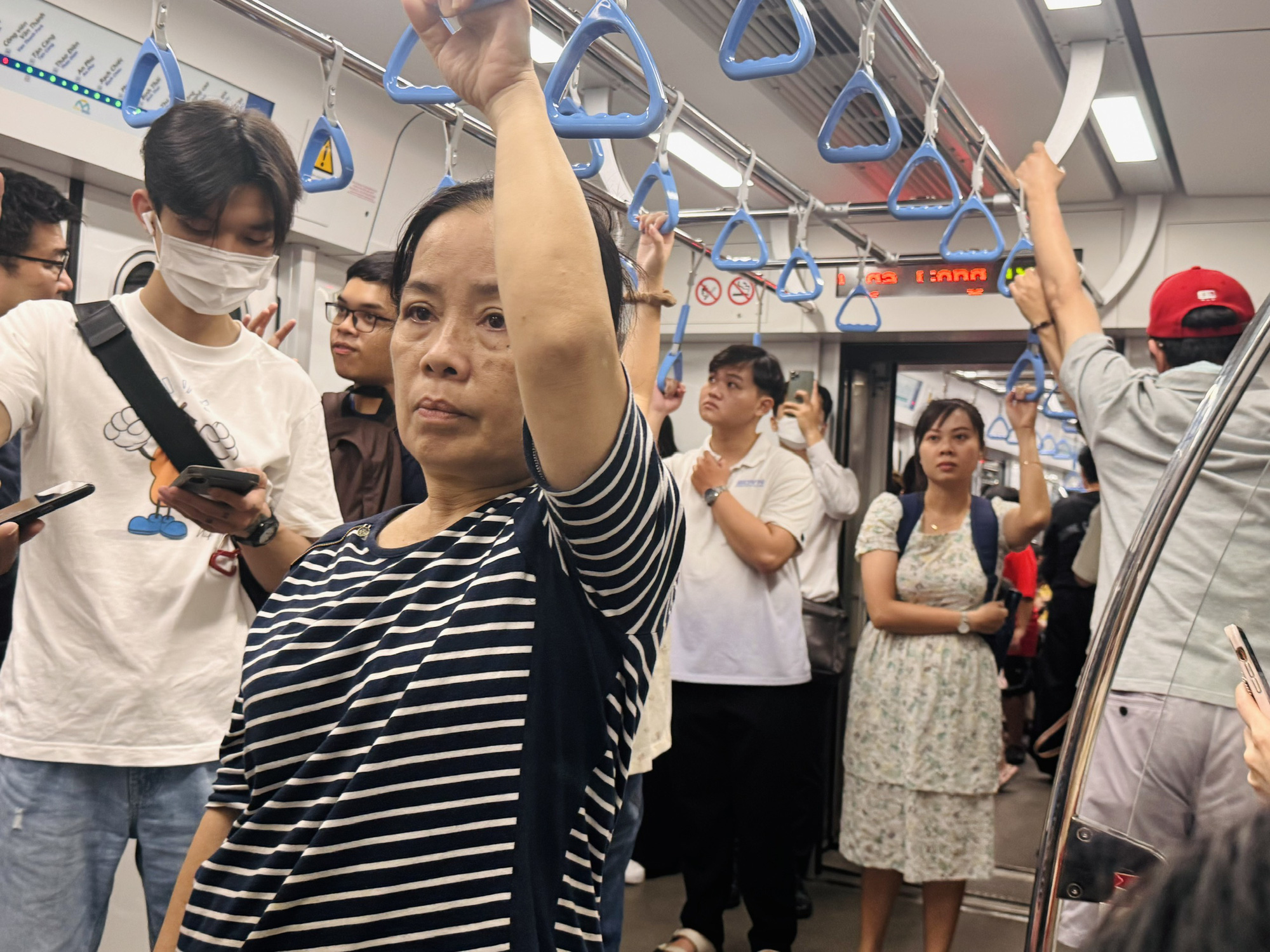 Đi metro người dân cần lưu ý gì để phòng ngừa cúm mùa lây lan? - Ảnh 1.