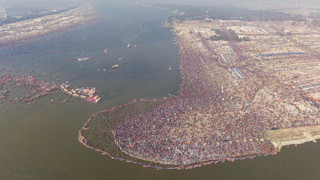 Cảnh trên không khi các tín đồ đang tắm mình trong nước thánh Sangam tại lễ hội Maha Kumbh Mela đang diễn ra tại Prayagraj thuộc bang Uttar Pradesh ở Ấn Độ. Ảnh: PTI.