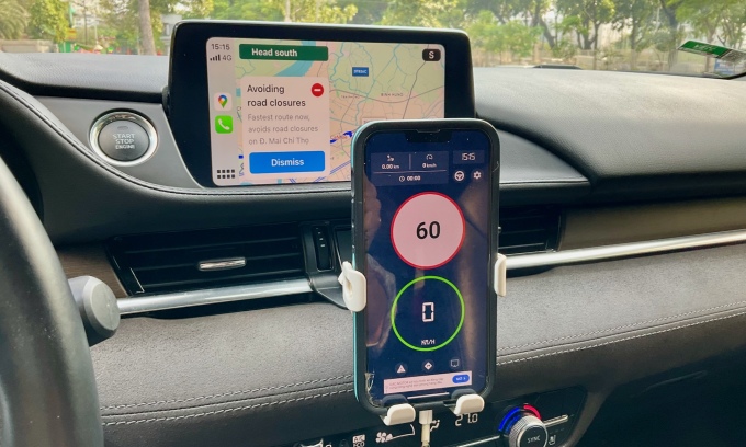 Ứng dụng bản đồ kết nối với màn hình xe qua Carplay, sử dụng song song với ứng dụng cảnh báo tốc độ qua hệ thống loa của xe. Ảnh: Hồ Tân