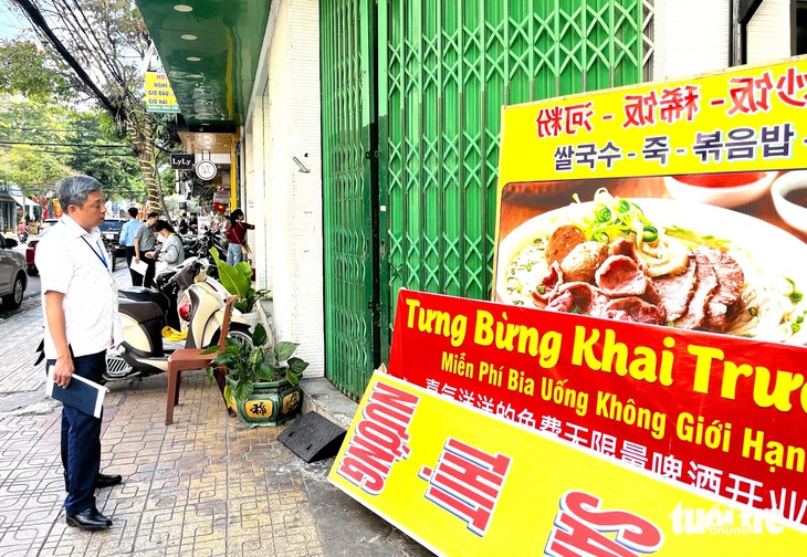 Đoàn kiểm tra đến làm việc quán ăn ở Nha Trang bị tố 'chặt chém' nhưng không gặp được chủ quán - Ảnh 1.