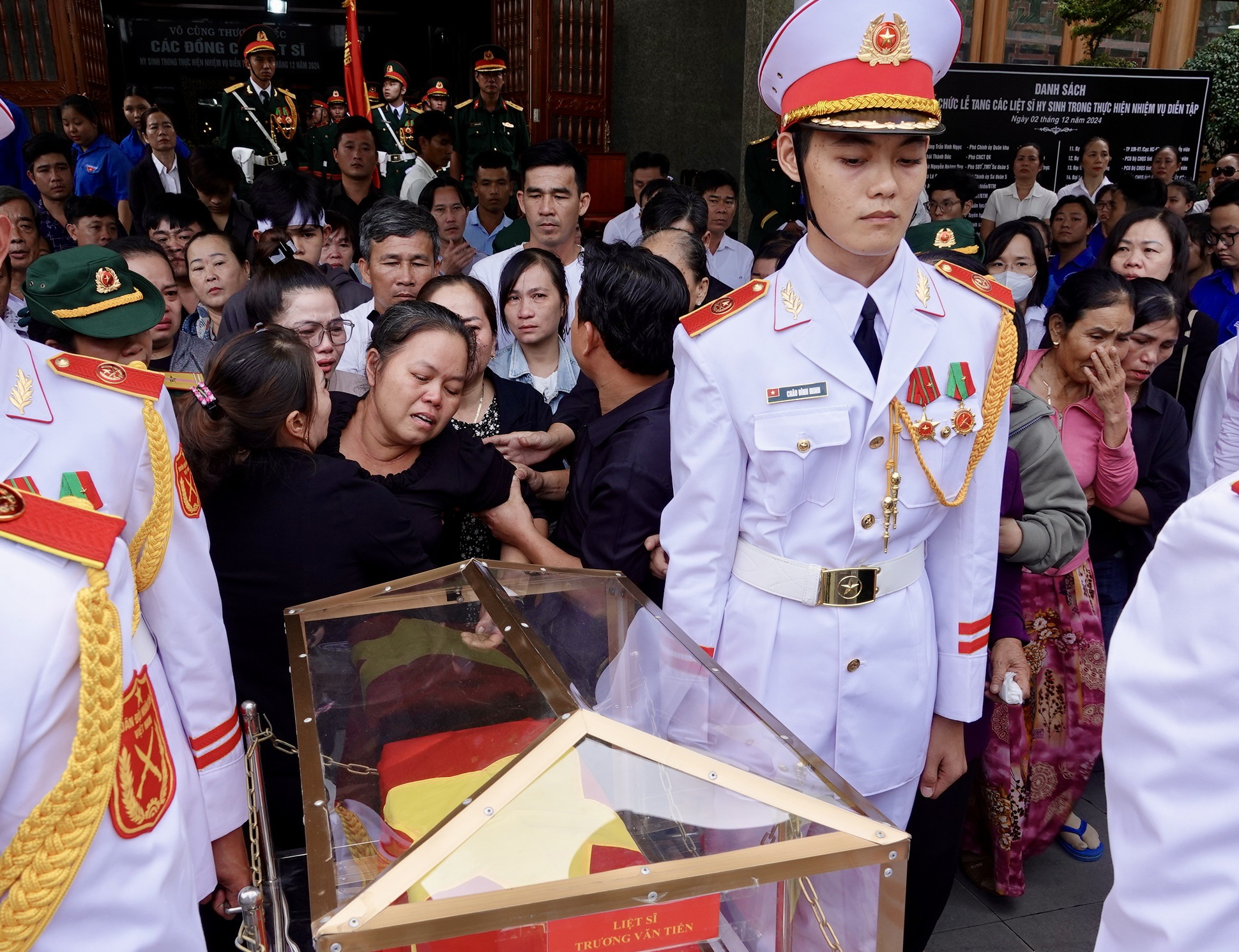 Đưa tiễn 12 liệt sĩ hy sinh khi làm nhiệm vụ diễn tập về nơi an nghỉ cuối cùng - Ảnh 5.