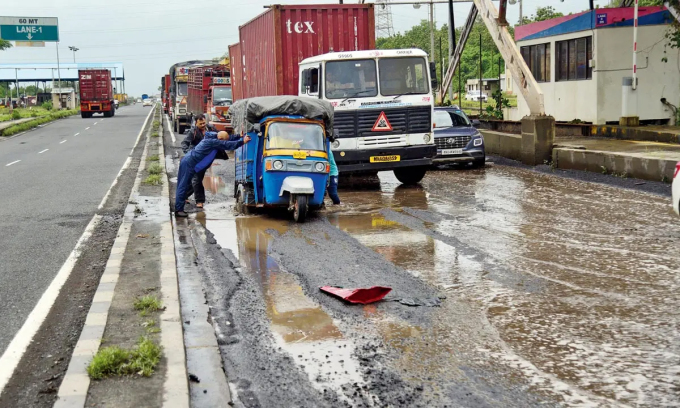 Một đoạn đường đầy ổ gà, ổ voi trên đường cao tốc Mumbai-Ahmedabad. Ảnh: Pradeep Dhivar