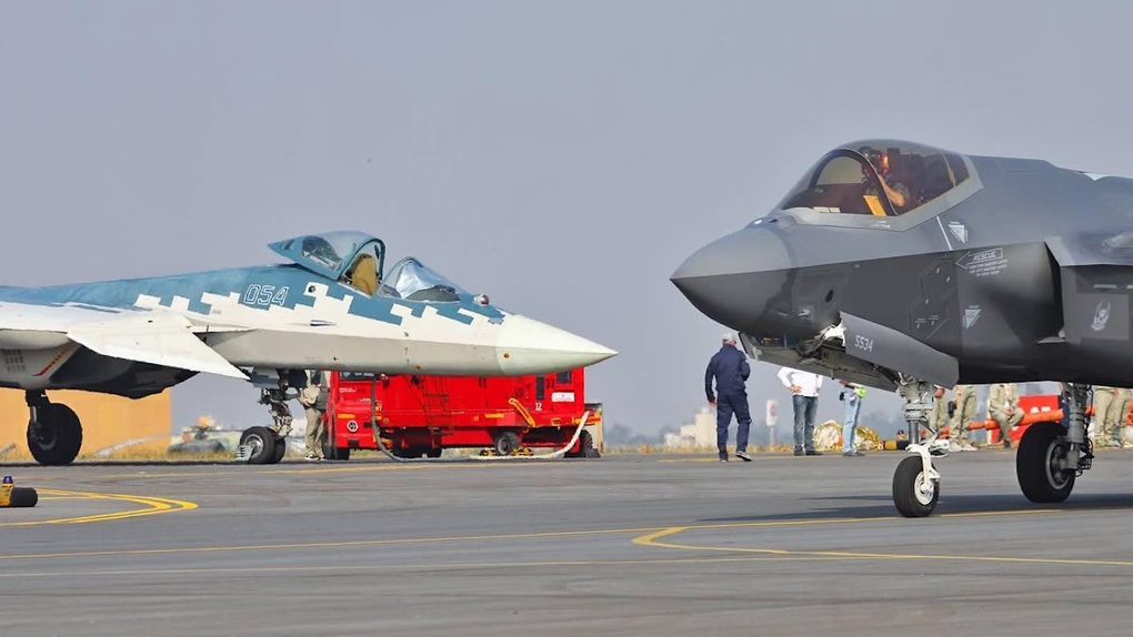 F-35 Mỹ và Su-57 Nga lần đầu đối mặt nhau - 1