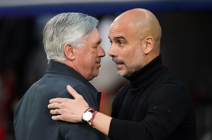 HLV Pep Guardiola (phải) chào hỏi Carlo Ancelotti trước trận Man City gặp Real Madrid ở lượt đi vòng play-off Champions League trên sân Etihad, Manchester, Anh ngày 11/2. Ảnh: PA