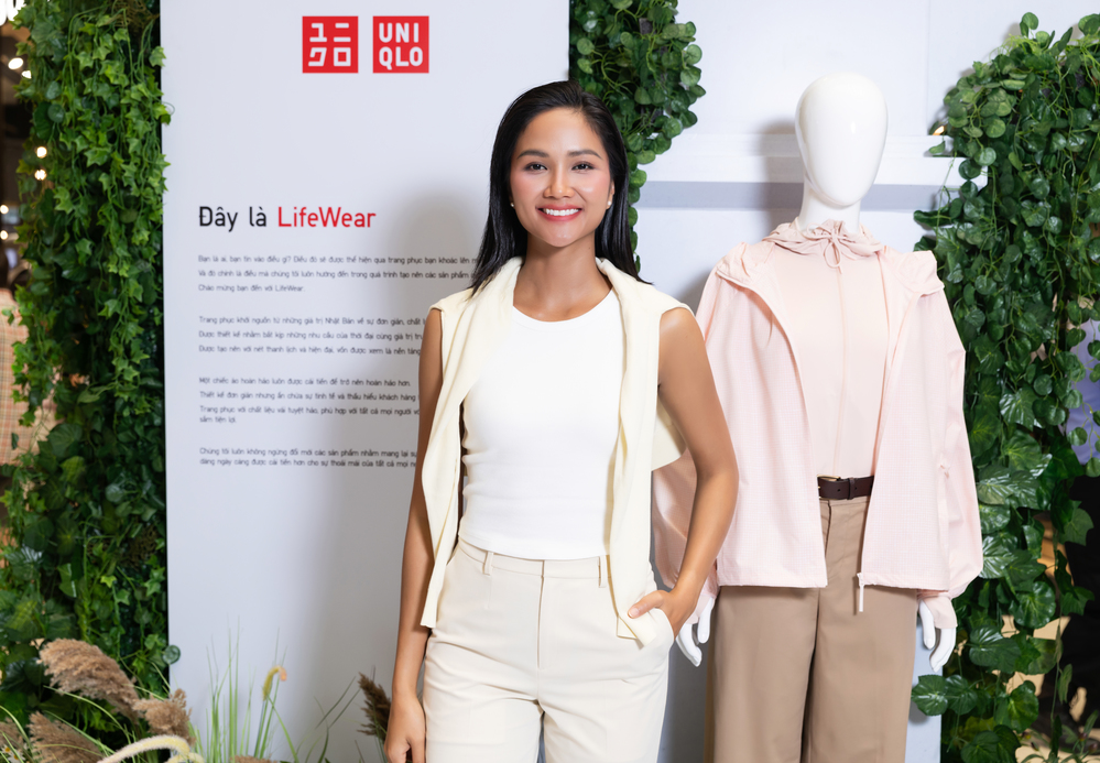  
H'Hen Niê diện những thiết kế của UNIQLO.