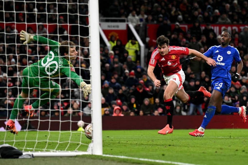 HLV Amorim: Man Utd thắng nhờ nỗ lực, không phải do trọng tài thiên vị - 1