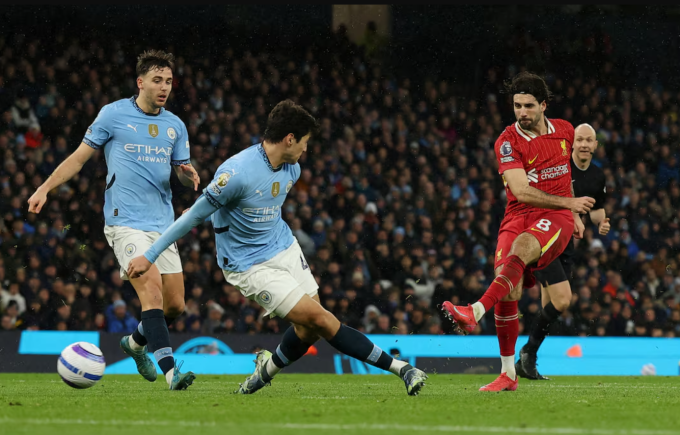 Dominik Szoboszlai dứt điểm ghi bàn, giúp Liverpool ấn định chiến thắng 2-0 trước Man City trên sân Etihad, Manchester, Anh ngày 23/2. Ảnh: Reuters