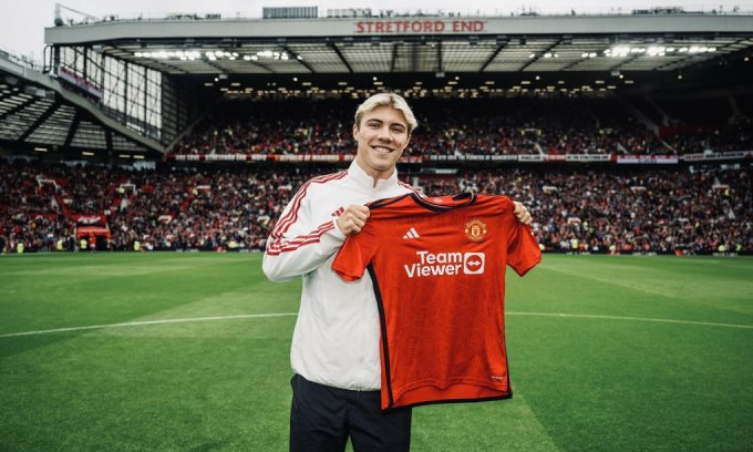 Rasmus Hojlund được tuyển mộ với mức phí 83 triệu USD và ra mắt Man Utd trên sân Old Trafford, thành phố Manchester, Anh ngày 5/8/2023. Ảnh: MUFC