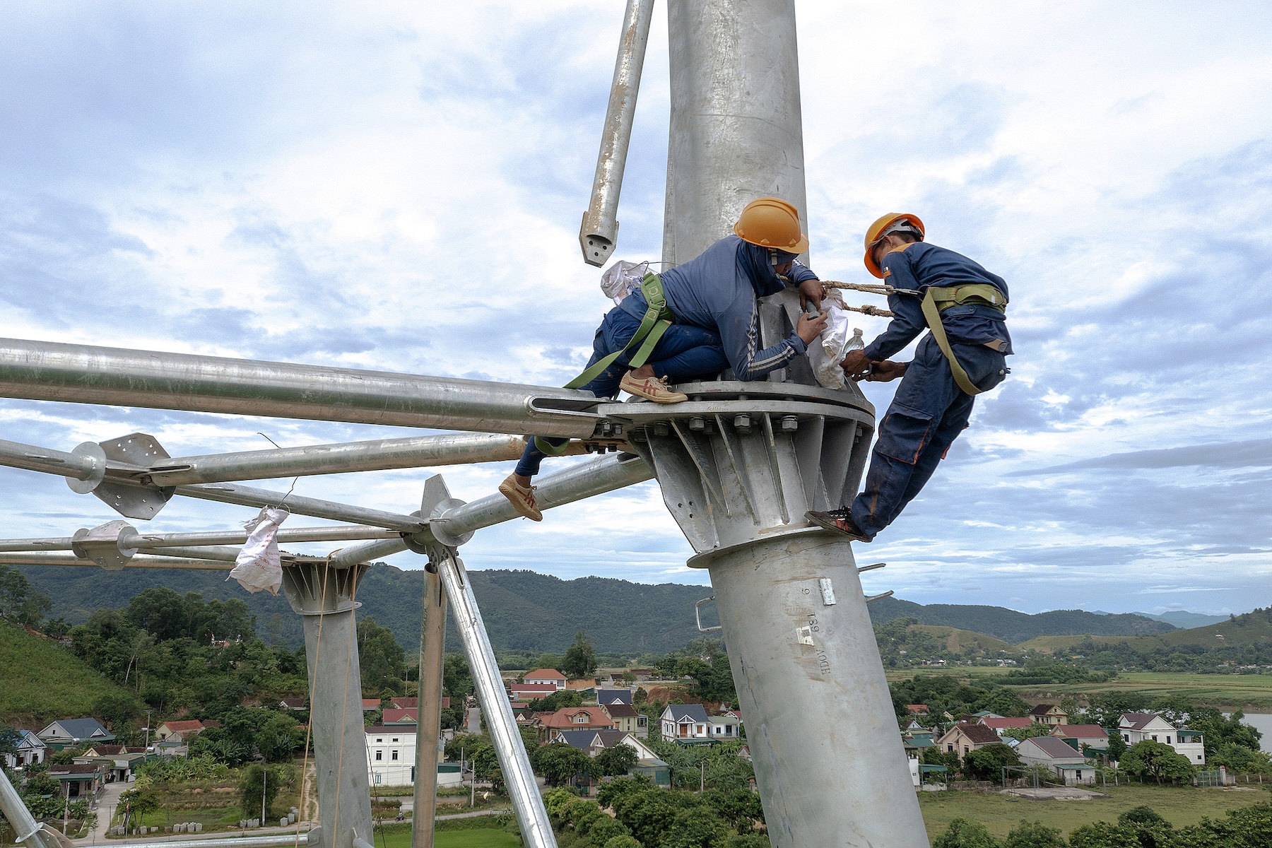 Hon 300 ngay thong tuyen cao toc 500 kV mach