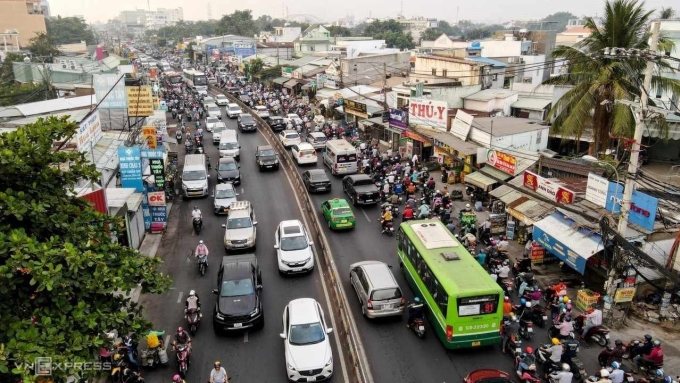 Kẹt xe trên quốc lộ 13, hướng vào trung tâm TP HCM, năm 2023. Ảnh: Gia Minh