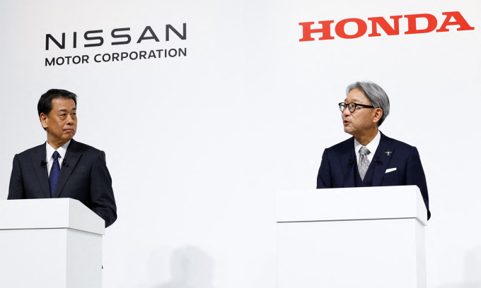 CEO Nissan, Makoto Uchida (trái), và CEO Honda Toshihiro Mibe, trong một cuộc họp báo cuối tháng 12/2024. Ảnh: Reuters