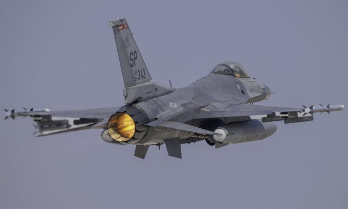 Tiêm kích F-16 Mỹ cất cánh diễn tập tại Arab Saudi hôm 28/1. Ảnh: USAF