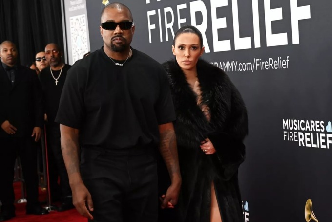 Kanye West và vợ tại sự kiện Grammy 2025. Ảnh: WireImage