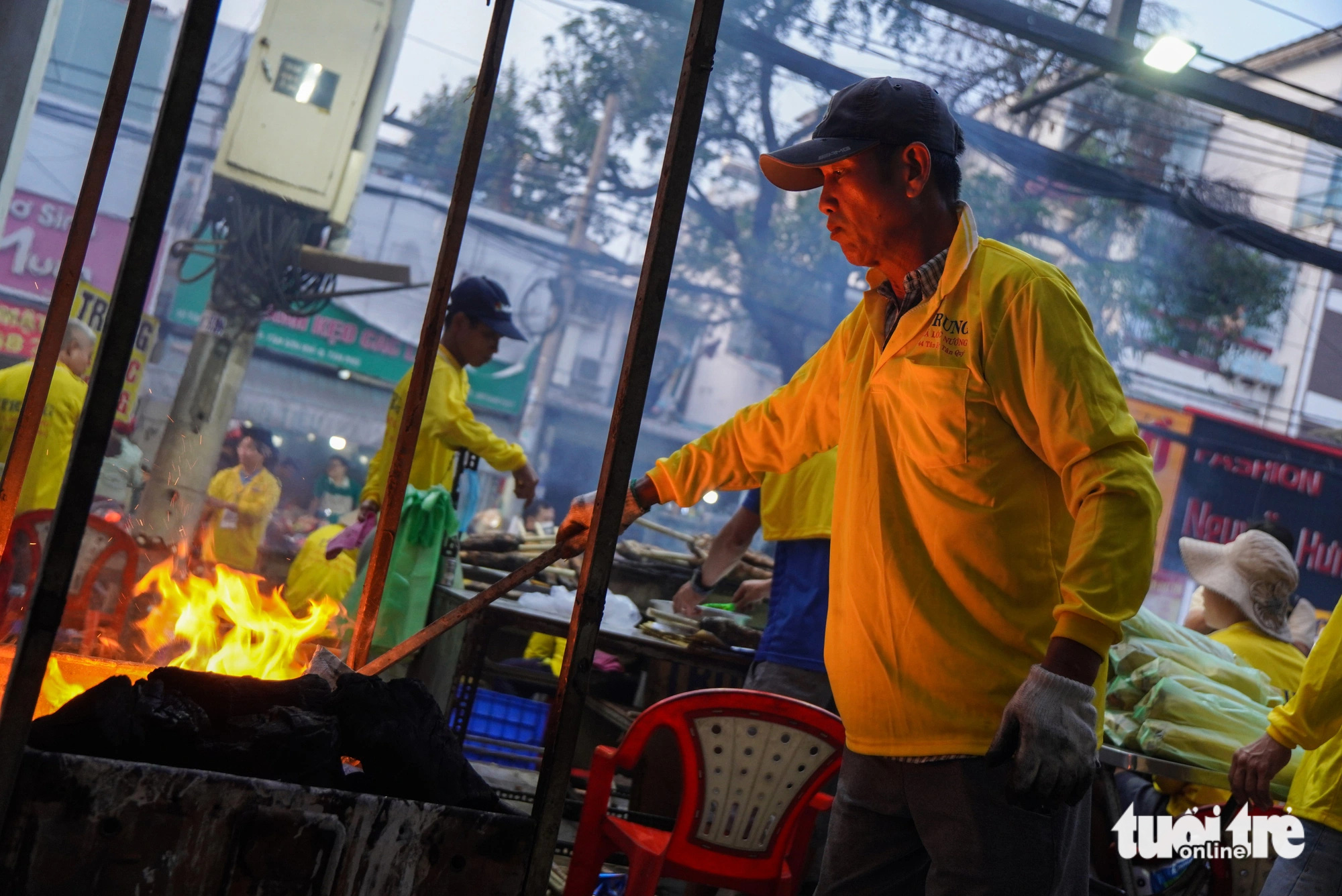 Người nghỉ làm công nhân, người từ miền Tây kéo lên bán cá lóc ngày vía Thần Tài - Ảnh 1.