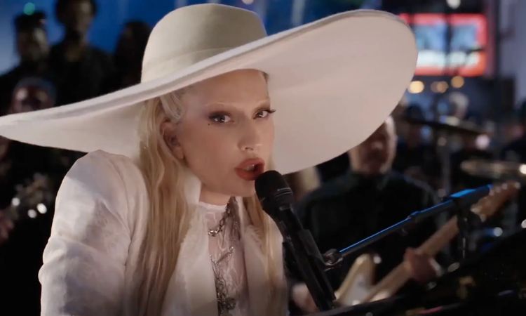 Lady Gaga hát ca khúc "Hold My Hand"