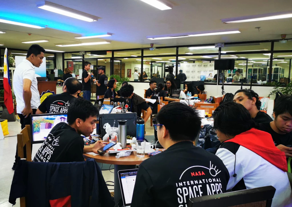 Các bạn trẻ từng tham gia NASA International Space Apps Challenge tại Philippines - Ảnh: CPU