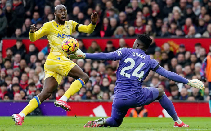 Crystal Palace (áo vàng) giành ba điểm ngay trên sân Old Trafford. Ảnh: Reuters