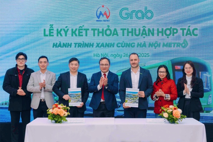 Đại diện HMC (trái) - Grab Việt Nam (phải) tại lễ ký kết. Ảnh: Grab