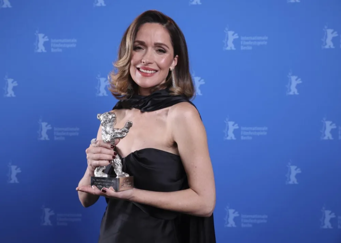 Rose Byrne nhận giải Gấu Bạc Liên hoan phim Berlin 2025. Ảnh: AP