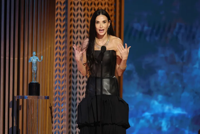 Demi Moore trên sân khấu SAG Awards 2025. Ảnh: SAG Awards