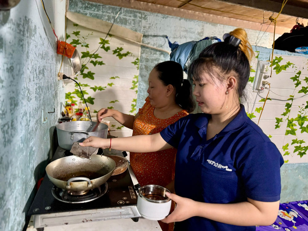 Người lao động trông ngóng tăng lương thông qua việc điều chỉnh mức LTT vùng để cuộc sống ngày càng được cải thiện. Ảnh: MINH KHẢI