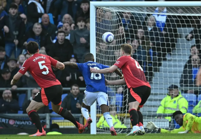 Tình huống Ashley Young ngã xuống khi chịu tác động từ Matthijs de Ligt lẫn Harry Maguire, trong trận Everton hòa Man Utd 2-2 ở vòng 26 Ngoại hạng Anh ngày 22/2. Ảnh: AFP