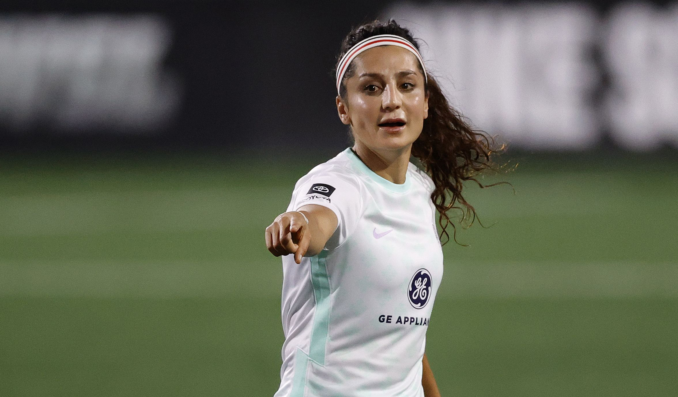 Nadia Nadim: Từ ngôi sao bóng đá đến bác sĩ phẫu thuật - Ảnh 2.