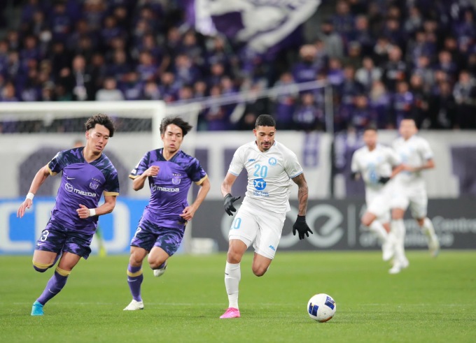 Nam Định (áo trắng) thua Sanfrecce Hiroshima 0-4 ở lượt về vòng 1/8 AFC Champions League Two 2024-2025, tại sân Edion Peace Wing Hiroshima tối 19/2. Ảnh: Nam Định FC