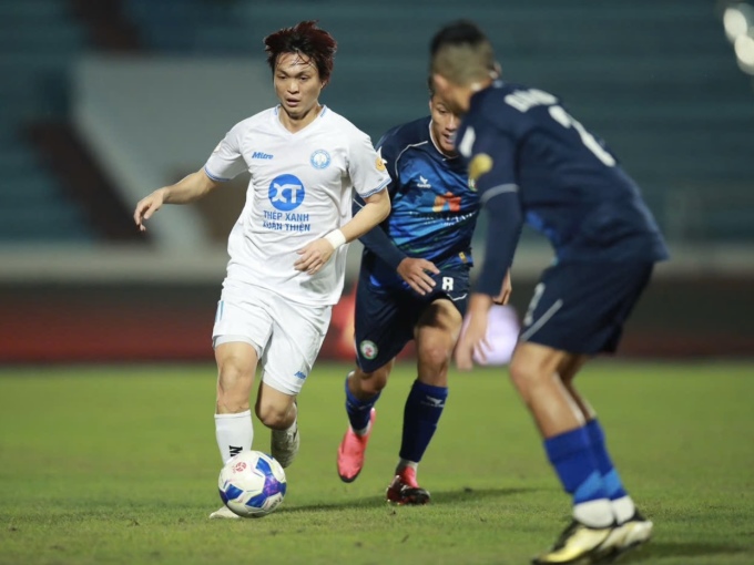 Nguyễn Tuấn Anh (áo trắng) thi đấu trong trận Nam Định thắng Bình Định 3-1 ở vòng 14 V-League 2024-2025, tại sân Thiên Trường tối 24/2. Ảnh: Quang Đương