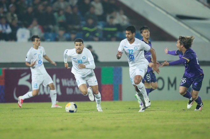 Hendrio (số 10) dẫn bóng tấn công trong trận Nam Định thua Sanfrecce Hiroshima 0-3 ở lượt đi vòng 1/8 AFC Champions League Two 2024-2025, tại sân Thiên Trường, Nam Định vào tối 12/2. Ảnh: Lâm Thỏa