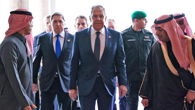 Ngoại trưởng Nga Sergei Lavrov (giữa) tới cuộc họp với phái đoàn Mỹ tại thủ đô Riyadh, Arab Saudi ngày 18/2. Ảnh: BNG Nga