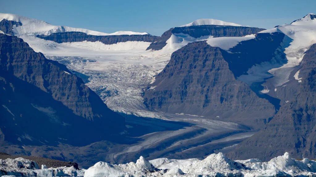 Sông băng tại Greenland đã tan chảy một phần - Ảnh: AFP